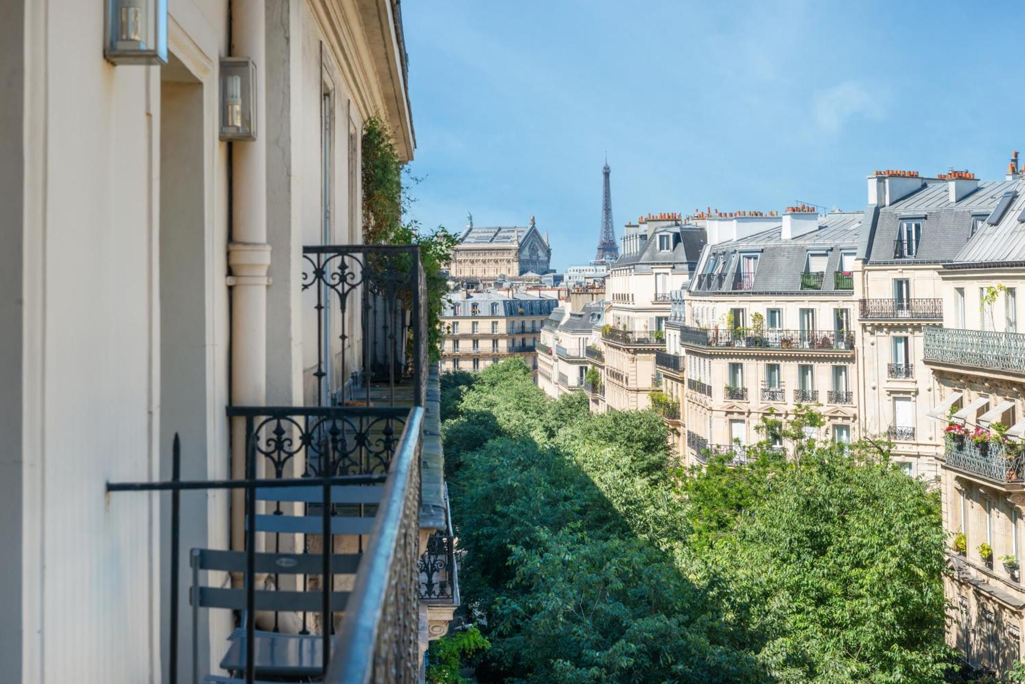 Room Eiffel Tower View