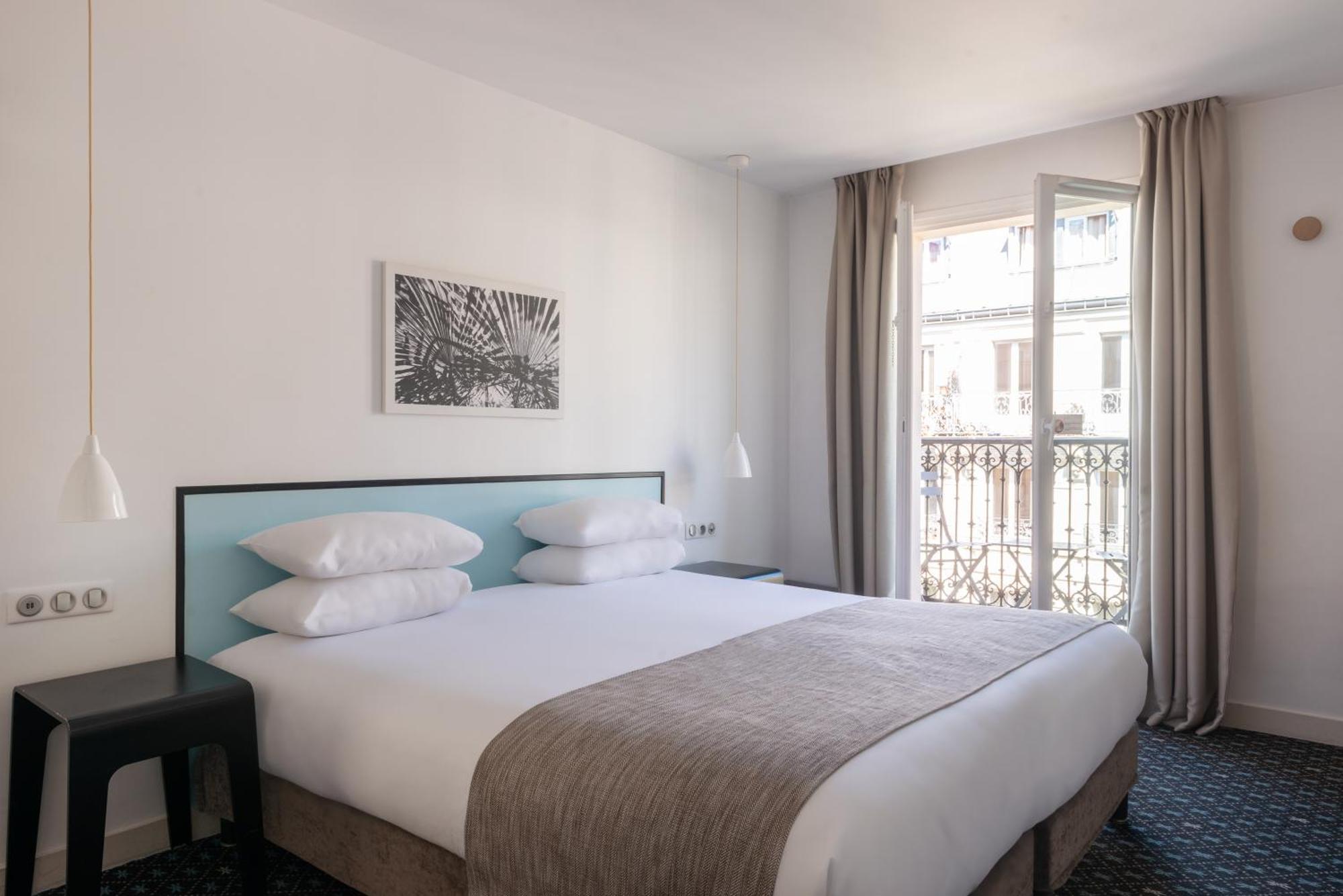 Room Eiffel Tower View